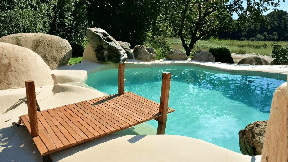 Arelite Poloneză este finisajul de lux din sistemul arelite pentru piscine de nisip, creat pentru cei care caută o estetică mai rafinată și o senzație mai mătăsoasă la atingere, fără a renunța la caracterul mineral al acoperirii sau la siguranța antiderapantă. Este o acoperire continuă bazată pe cuarț și marmură, concepută după ani de cercetare și dezvoltare, ca o soluție rezistentă și durabilă pentru a recrea piscine tropicale cu un rezultat decorativ înalt. Referința Poloneză se remarcă prin finisajul mai fin: acoperirea permite polizarea pentru a obține un finisaj mai neted și mai uniform, cu o prezență vizuală elegantă și ape cristaline cu reflexe captivante, ideal pentru proiecte în care designul și luxul discret fac o diferență. Această linie este integrată în finisajele de lux ale lui arelite, orientate spre acoperiri continue cu atingere mătăsoasă și caracter antiderapant, proiectate pentru piscine de nisip și spații tematice de înaltă calitate.