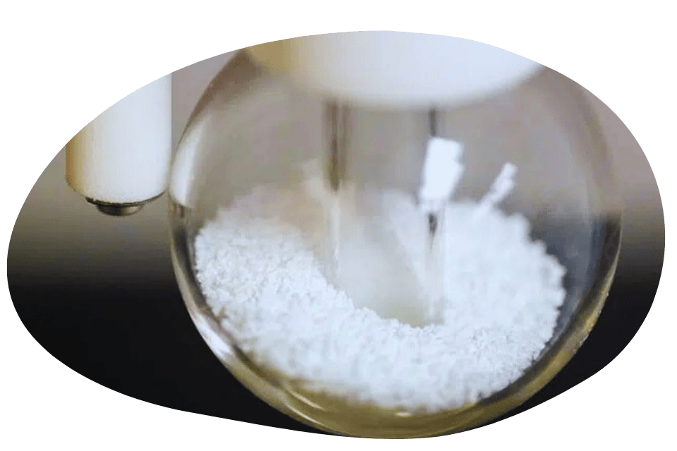 Arelite incorporează materii prime selectate care îmbunătățesc reologia și impermeabilitatea, permițând o culoare și o nuanță stabilă chiar și atunci când sunt expuse la radiații UV, apă tratată și uzură zilnică. Ofertă o suprafață antiderapantă sigură care menține, de asemenea, o textură plăcută, conservând aparența sa de-a lungul anilor. Este ideal pentru medii solicitante, cum ar fi piscinele, unde rezistența la agenți chimici și condiții meteorologice este crucială pentru prelungirea duratei de viață a finisajului.