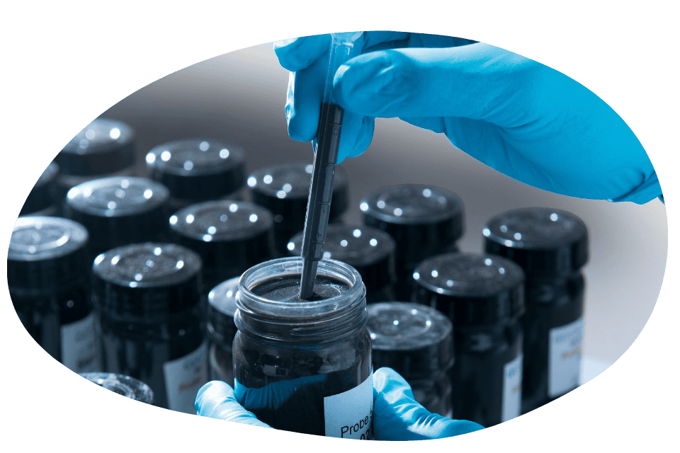 Acoperirile arelite integrează tehnologia eminer în nucleul lor, care înlocuiește derivații sintetici și petrochimici cu baze 100% ecologice și reciclabile, creând suprafețe vii care sigilează pori și crăpături cu cristale naturale autoregenerabile. Piscine care durează generații: calde ca nisipul tropical, impermeabile la apă și clor, cu o atingere moale și antiderapantă.